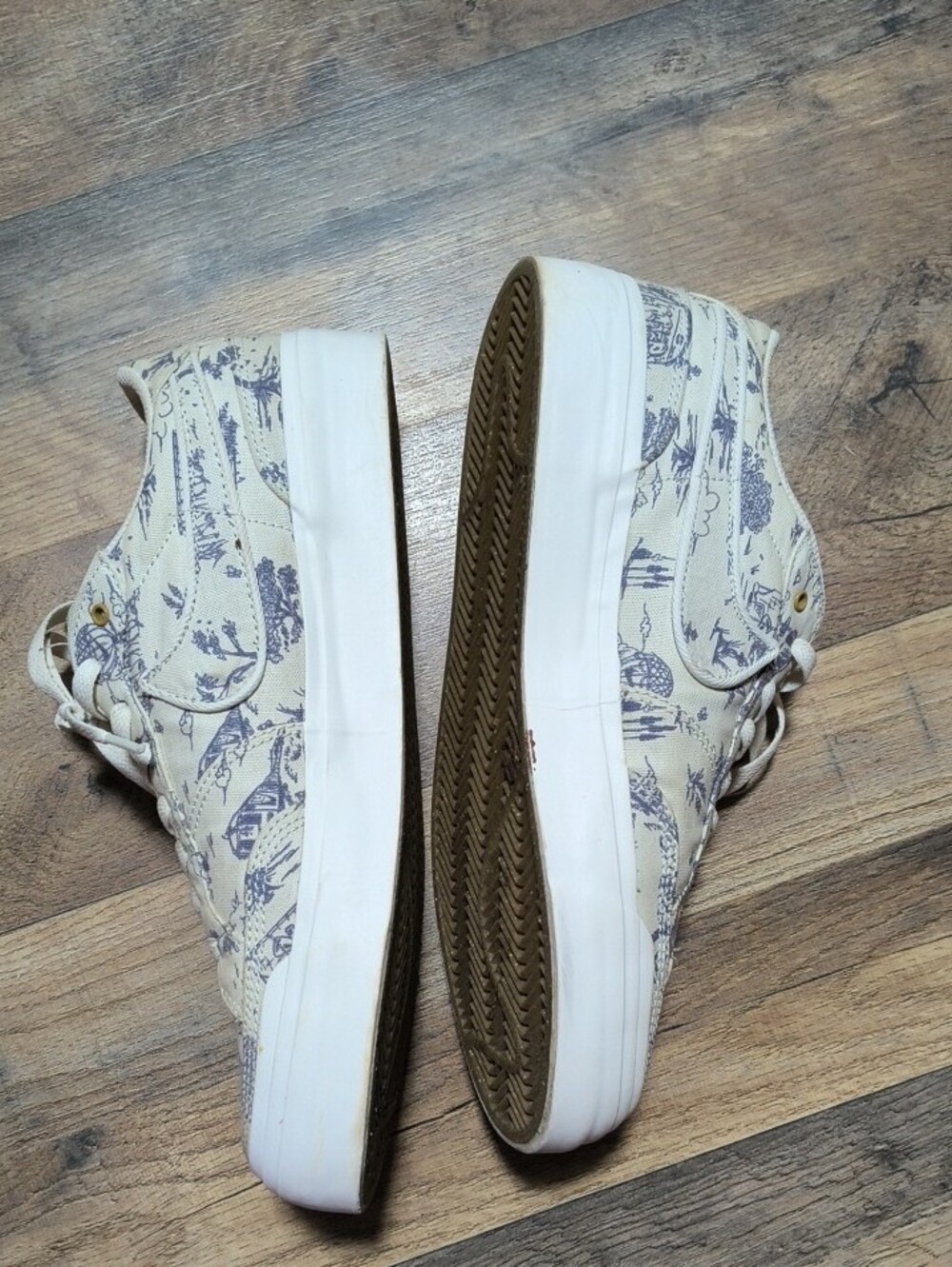 Nike Cream Toile-Print Low Top Sneakers with Navy Accents - Picture 2 of 6